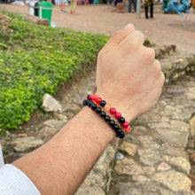 Cargar imagen en el visor de la galería, Set pulseras en piedra para caballero ágata roja y ónix 8mm
